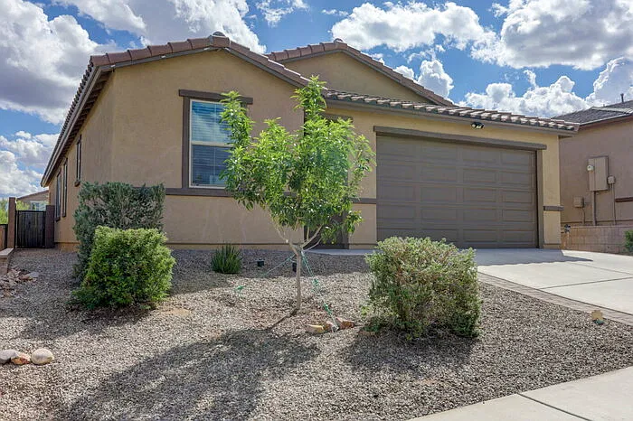 4 bed, 2.0 bath, 1834 sqft, $2,195 — Photo 2