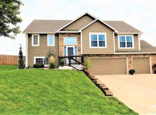 227 S Whilshire Dr, Tonganoxie, KS 66086