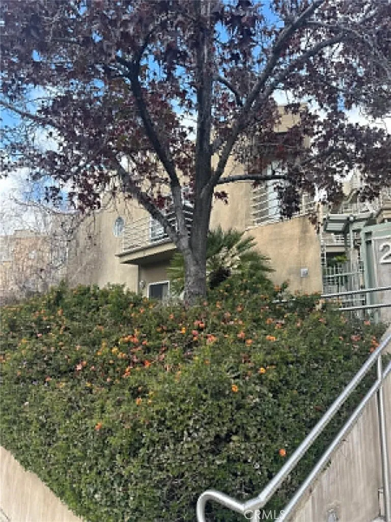 2905 Montrose Ave — Photo 3