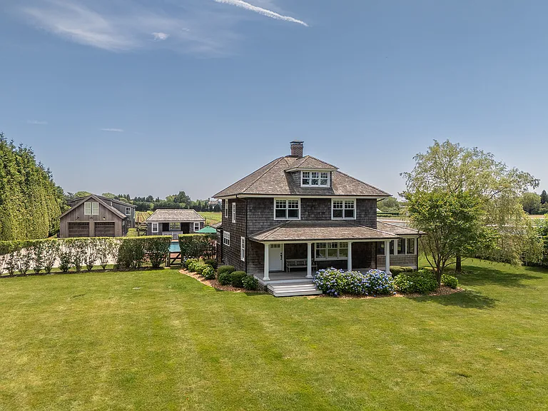 201 Hedges Ln — Photo 1
