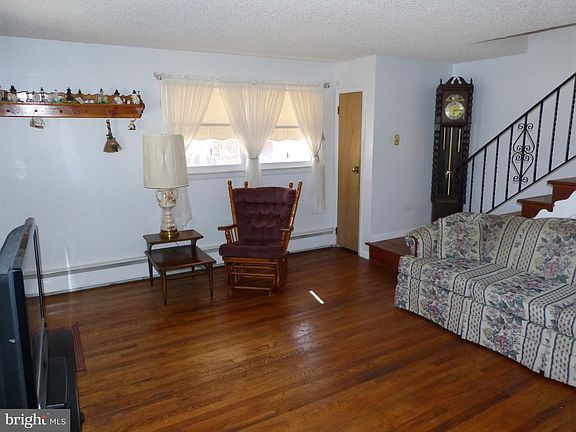 5th image of 135 Powhattan Ave