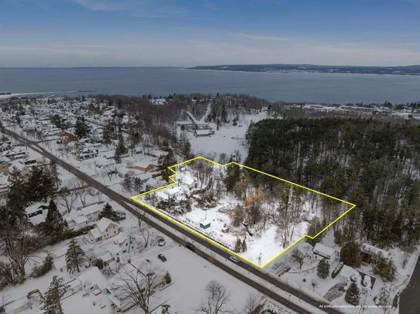 1119 E Mitchell St, Petoskey, MI 49770