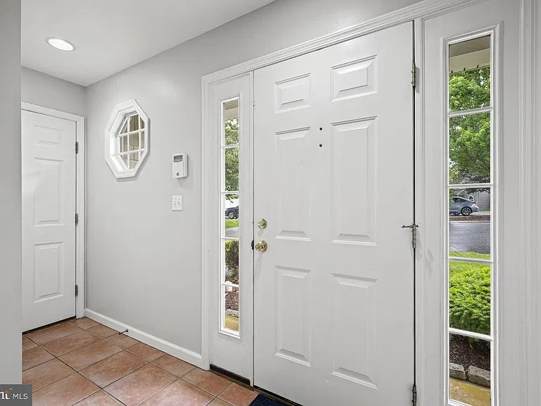 262 Crescent Dr — Photo 3