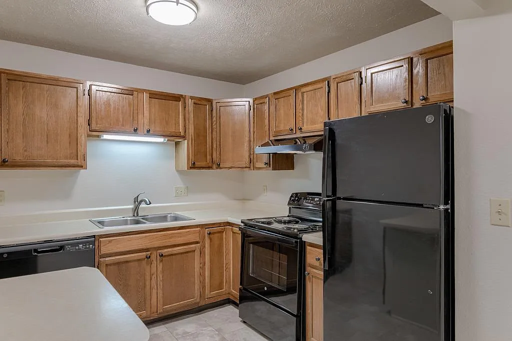 3 bed, 1100 sqft, $1,200 — Photo 3