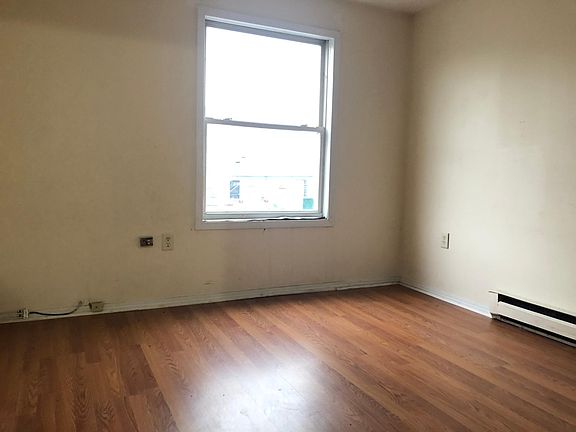 4th image of 405 Whiton St #2I