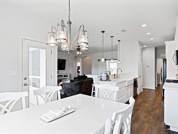 4th image of 1317 Fair Oak Dr