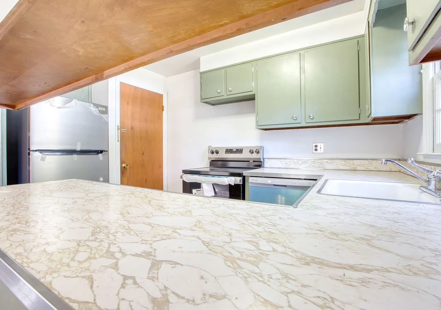 Duplex style 2 bedroom updated — Photo 4