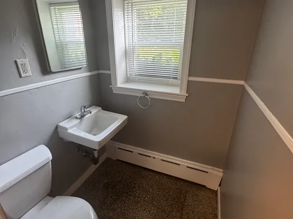 8 Lake St APT 7, Webster, MA 01570