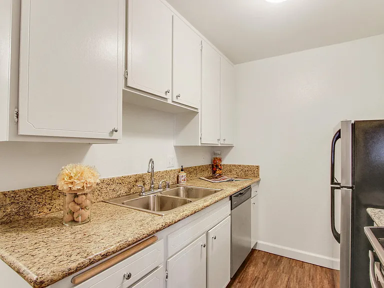 Woodcliff Apartments — Photo 82