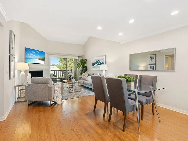 5500 Owensmouth Ave #331 — Photo 6