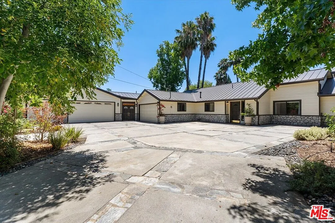 4 bed, 3.0 bath, 3700 sqft, $12,000 — Photo 2