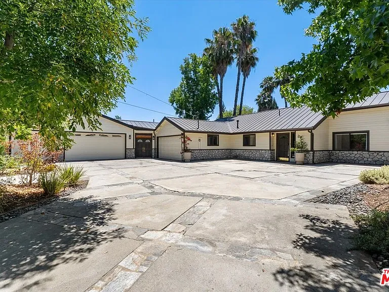 22954 Collins St — Photo 2