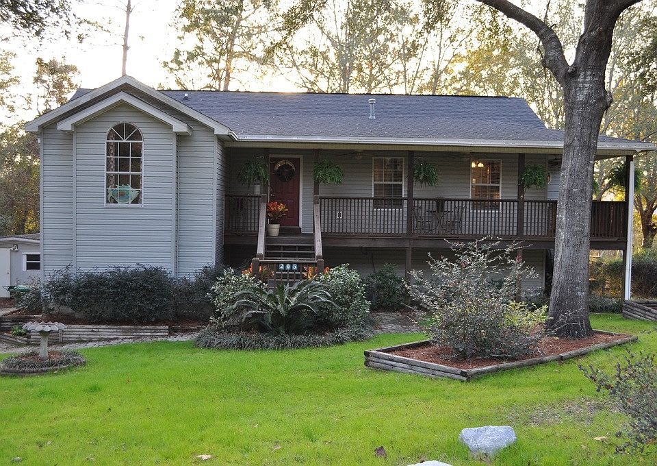 Welcome home! 5b/2ba south of I 10. Custom built home with l