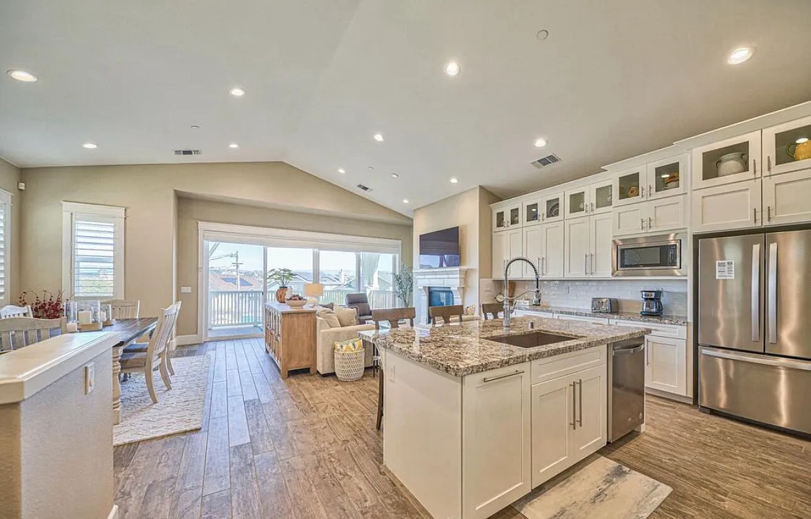 1865 Ocean View Ave — Photo 1