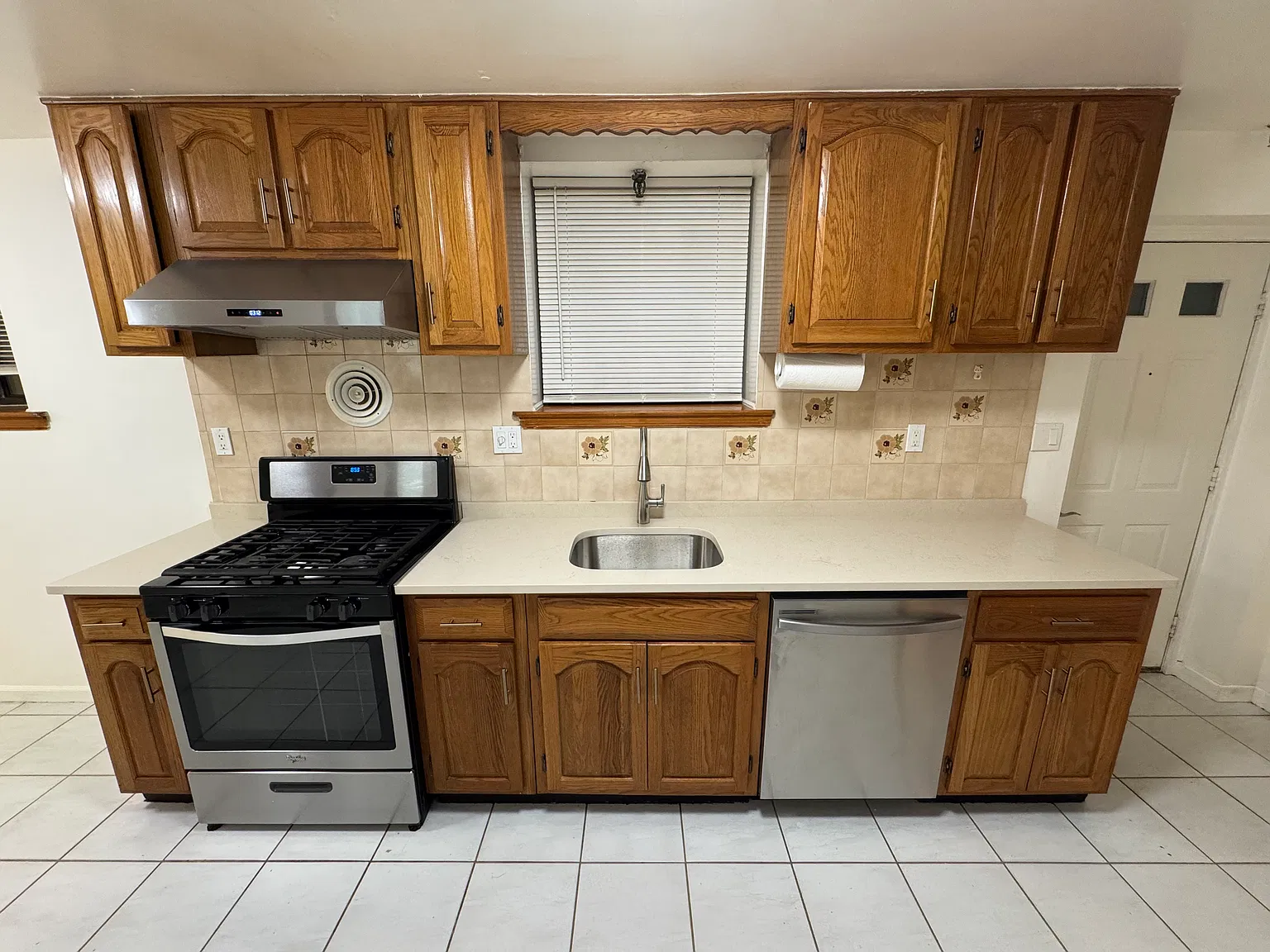 2 bed, 900 sqft, $2,300 — Photo 4