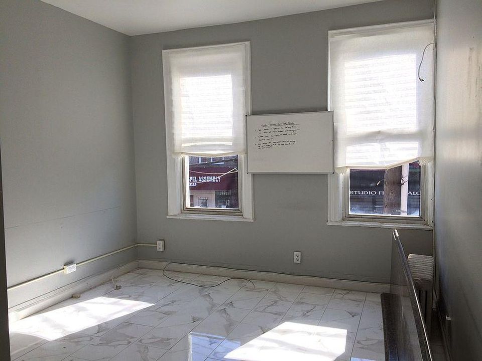 2nd image of 933 Rutland Rd #2