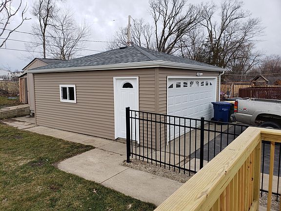 2nd image of 405 E Willow Dr