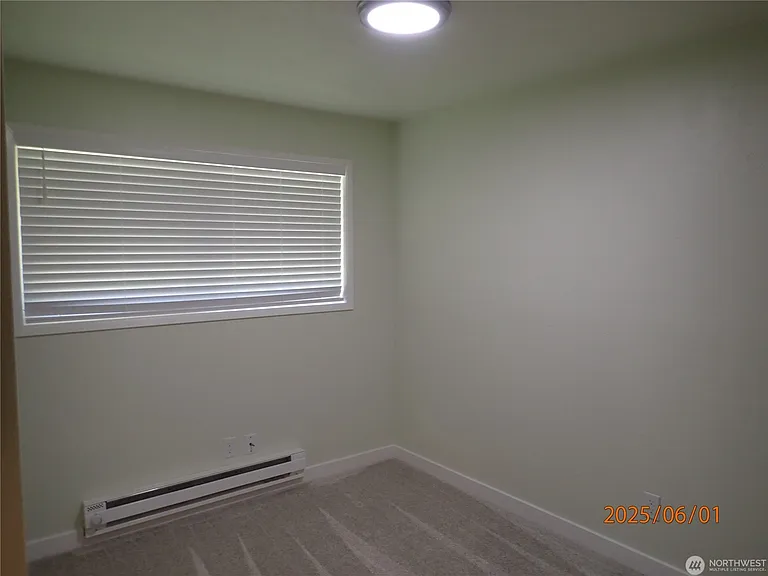Middle bedroom or office