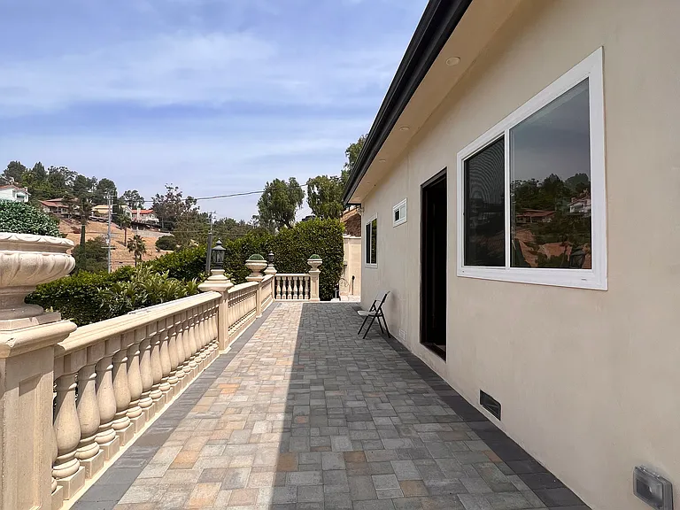10074 Sunland Blvd — Photo 9