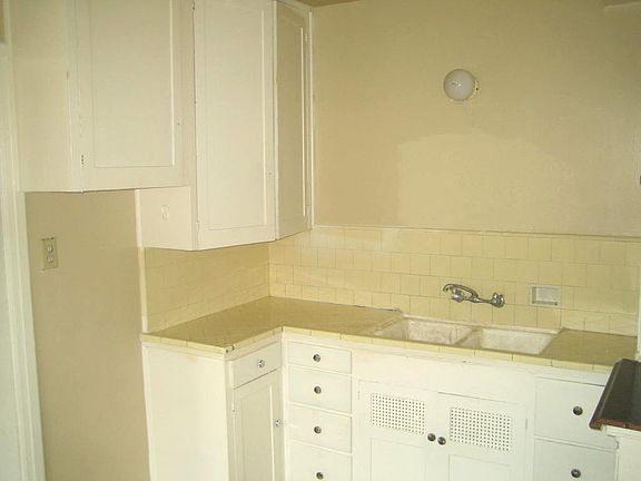 4th image of 662 W 9th St