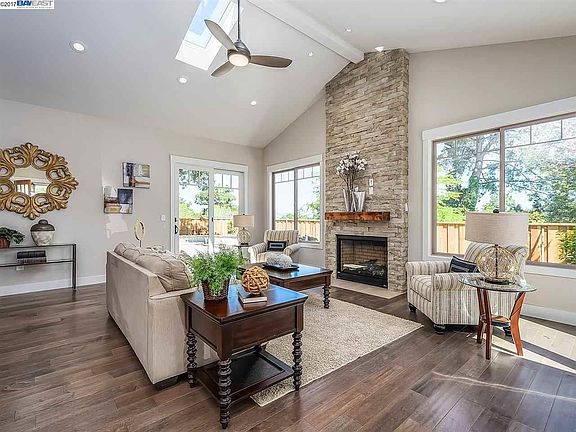 3rd image of 4553 Las Lomitas Dr