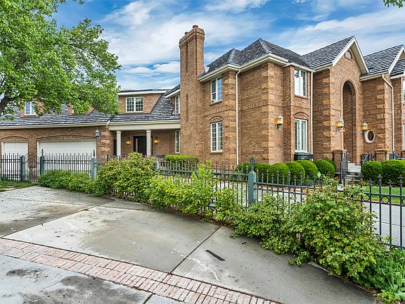 Side w garage