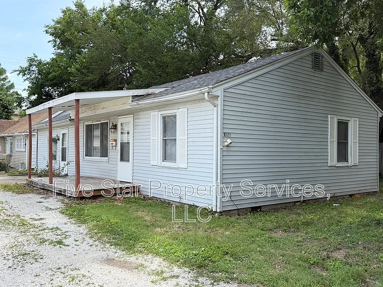 1028 W Iles Ave — Photo 1