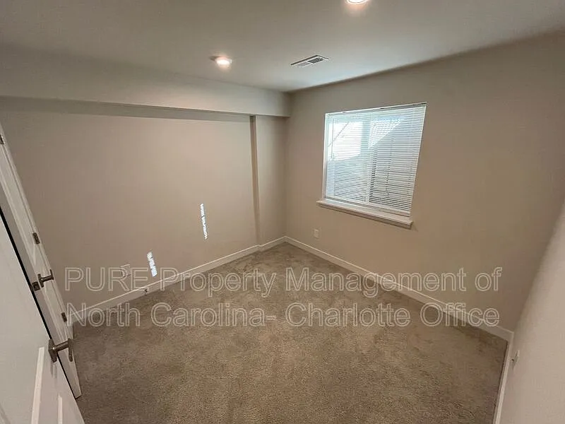 3 bed, 3.5 bath, 1616 sqft, $1,900 — Photo 2
