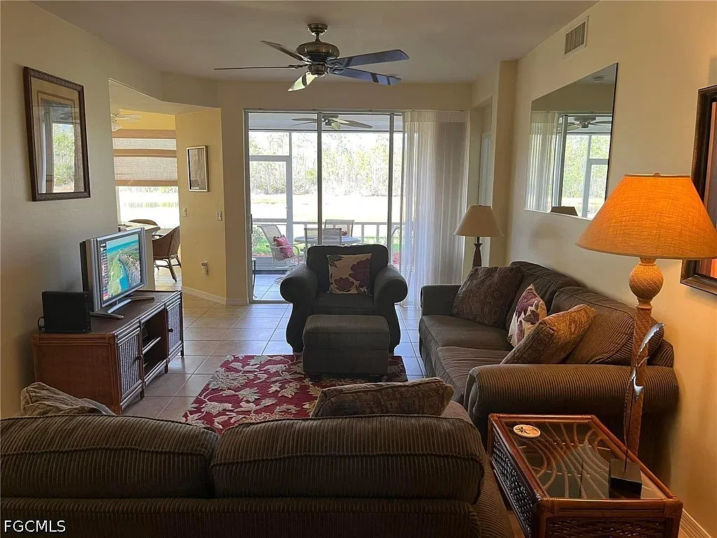 2 bed, 2.0 bath, 1379 sqft, $5,500 — Photo 3