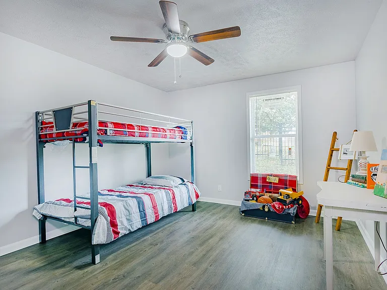 610 E College St — Photo 13