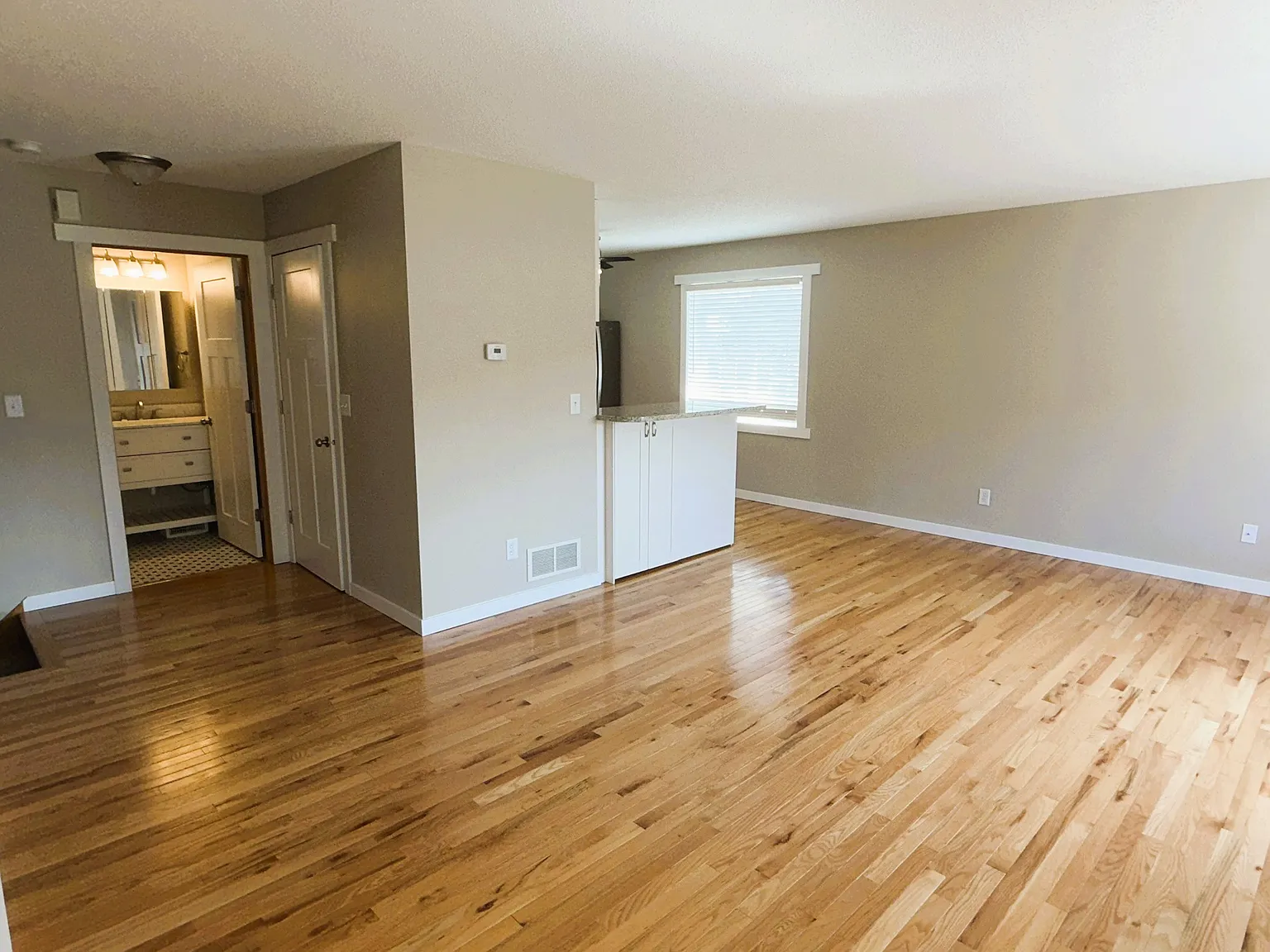 Beautiful two bedroom/two bathroom townhome in Maplewood — Photo 3