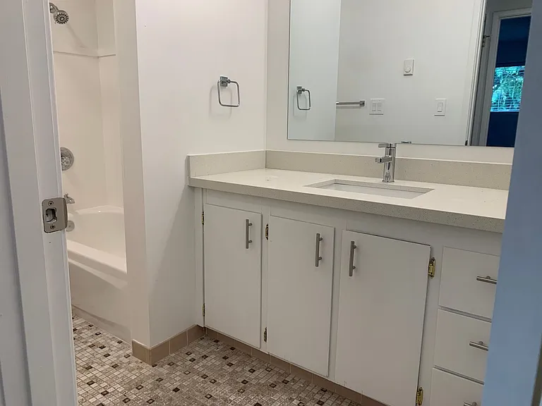 Hillcliff Apartments — Photo 10