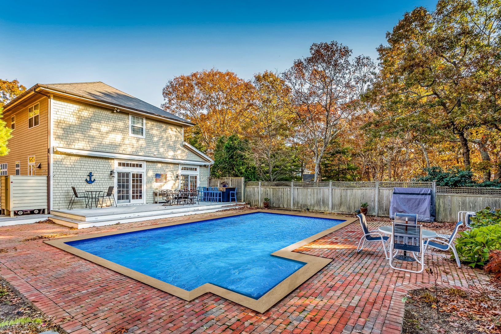  Virtual water and pool edge