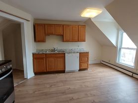 32 S Main St, Chester, VT