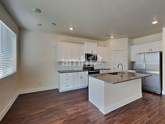 4th image of 715 S Rocker Ave
