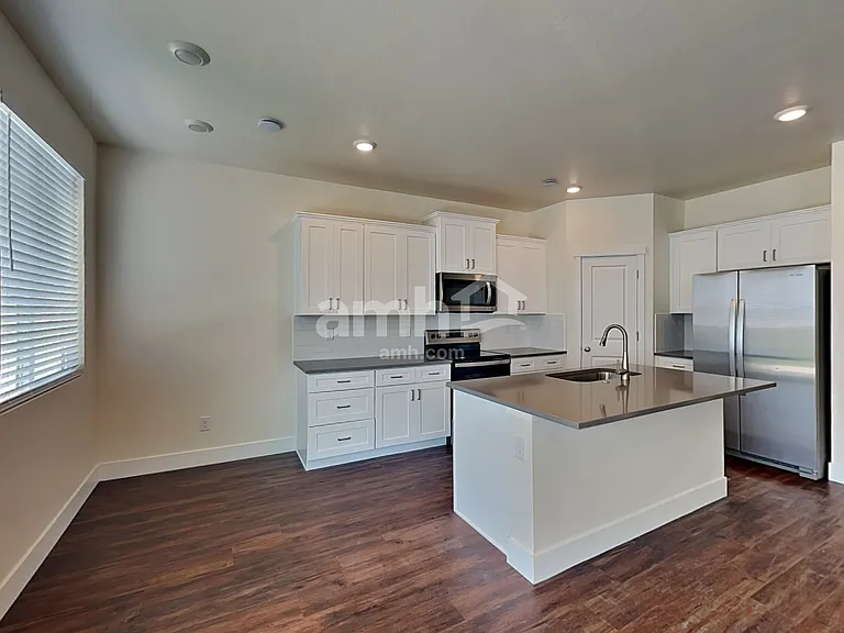 715 S Rocker Ave — Photo 4
