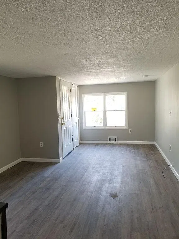 3 bed, 1023 sqft, $3,000 — Photo 3