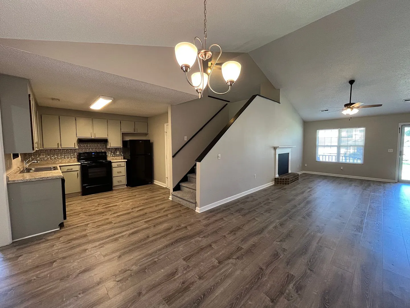 3Br 2Ba Close to Downtown Summerville — Photo 4