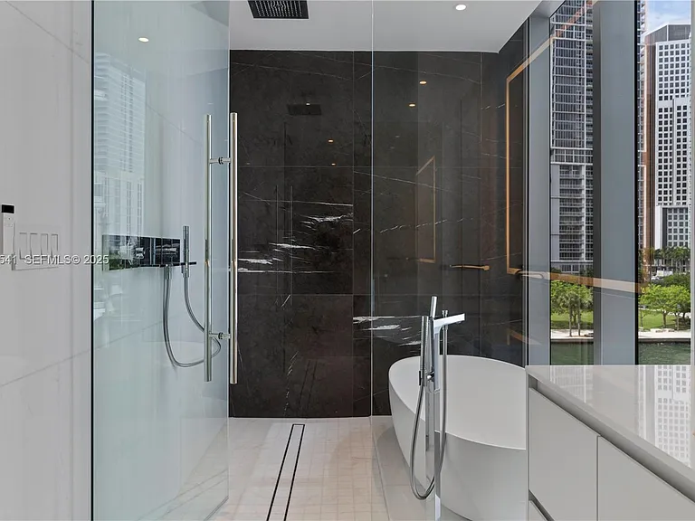 300 S Biscayne Blvd #1404W — Photo 19