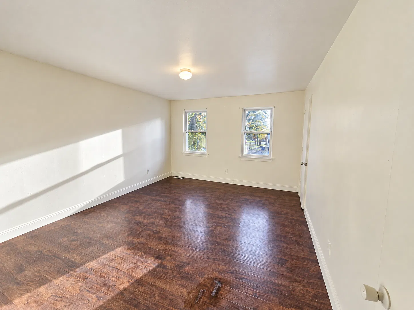 5 bed, 1.5 bath, 1800 sqft, $2,400 — Photo 2