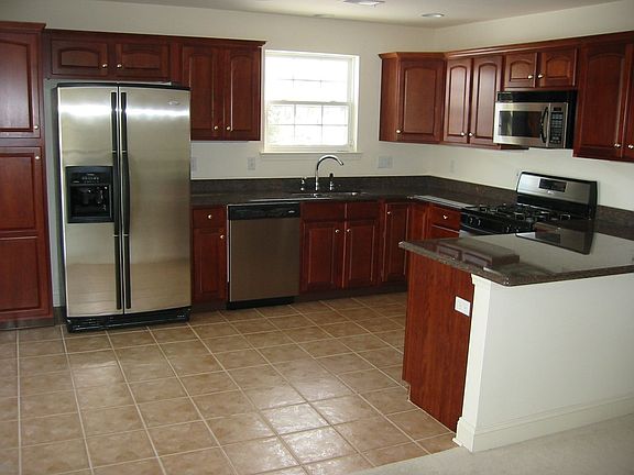 Beautiful Modern Kitchen with Stainless Steel Appliances & Granite Countertops