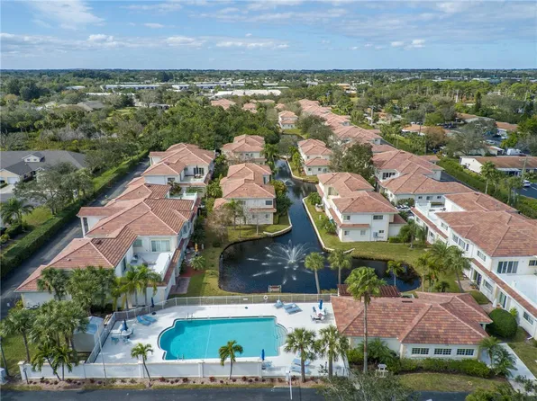 560 7th Sq APT 102, Vero Beach, FL 32962