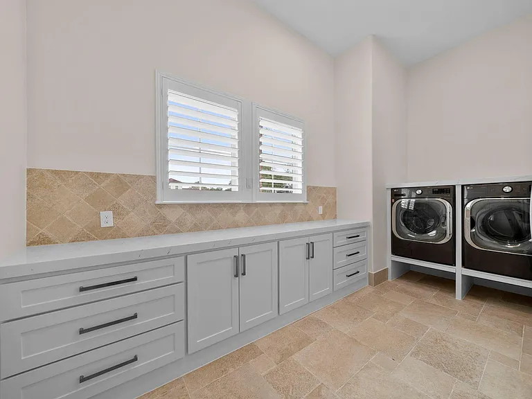 2102 Countryshire Ln — Photo 14