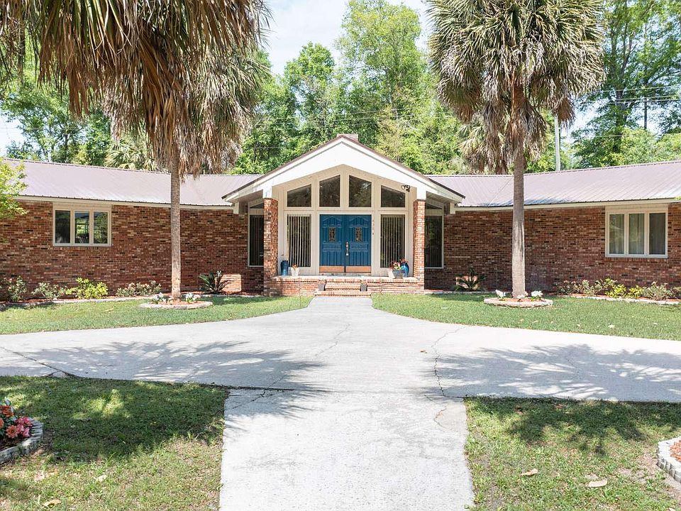 1st image of 438 NW Clubview Cir