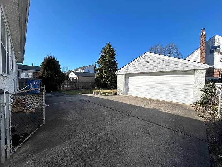 420 Old Country Rd — Photo 17
