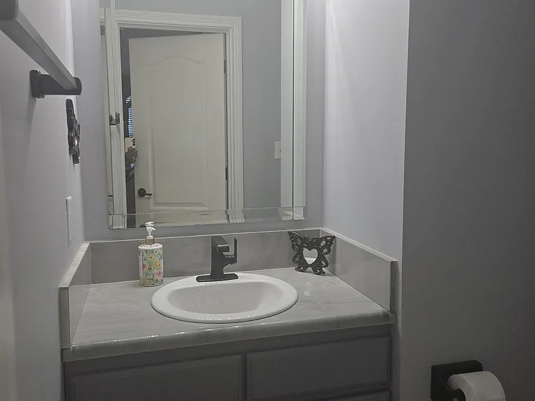 Bathroom: Main floor, half-bath