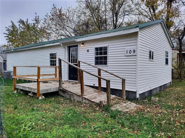 109 E Locust St, Sikeston, MO 63801