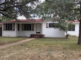 714 Dove Ave, Devine, TX 78016