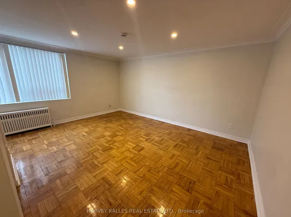 180 Vaughan Rd #403, Toronto, ON M6C 2M3