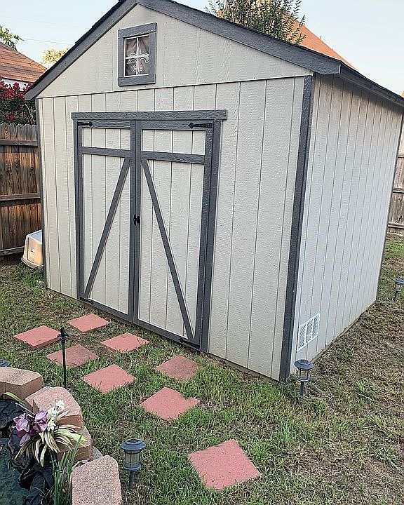 2nd image of 3940 Holly Hill Dr